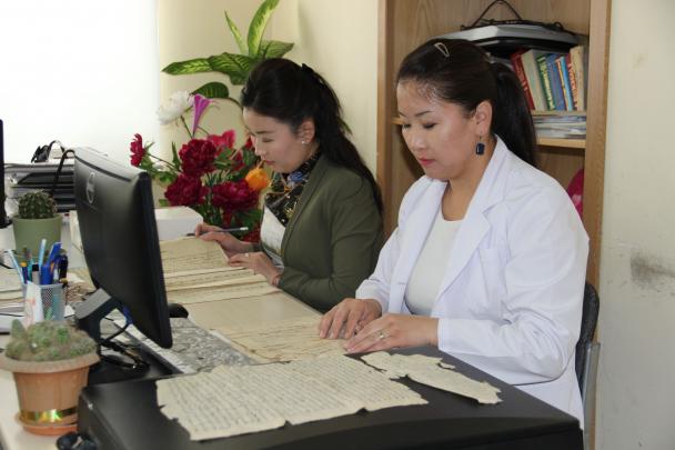 Tsevegdorj Enkhjargal (L) and Borjigon Dash (R) preparing manuscripts for digitisation